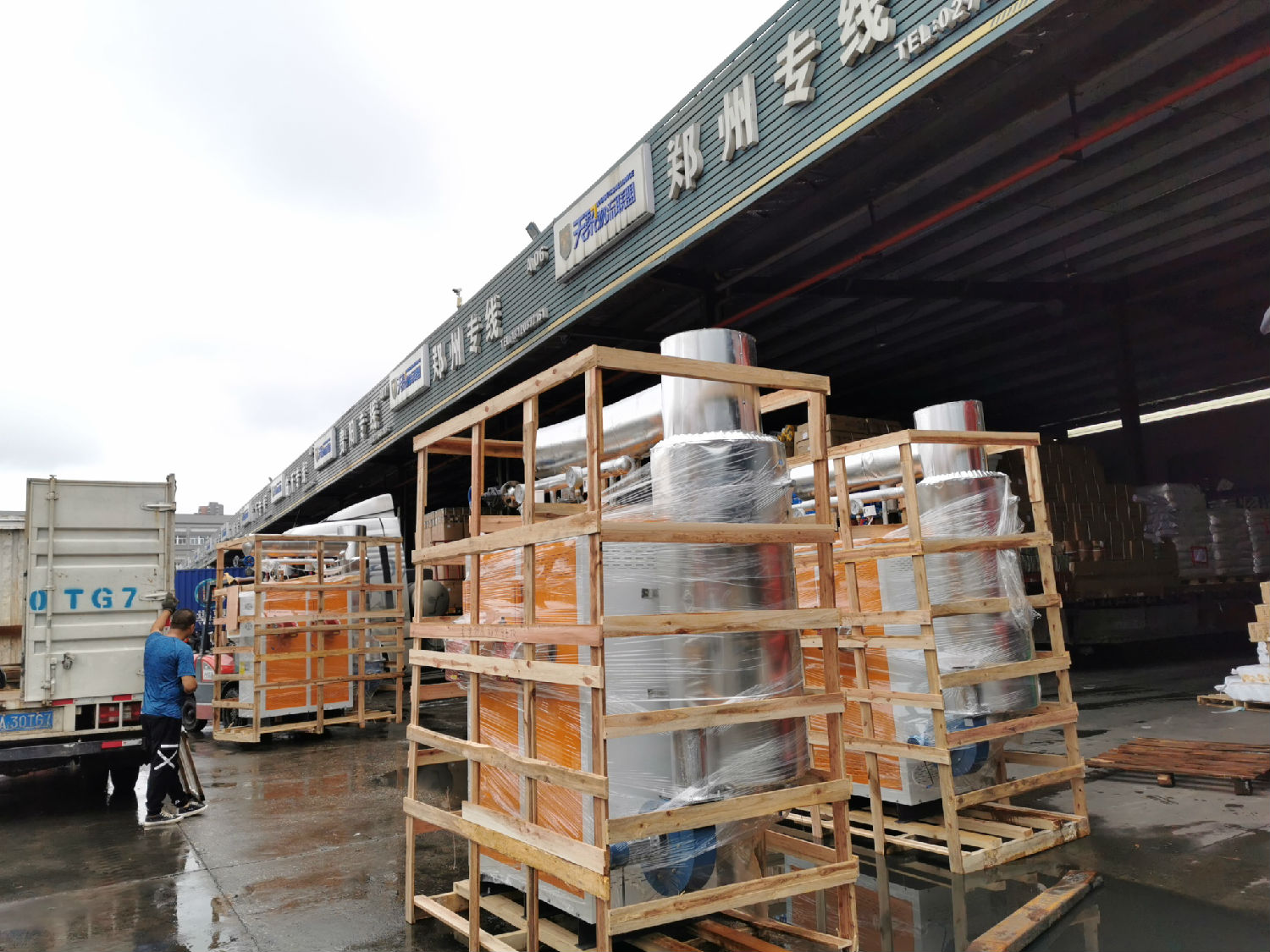 载着郑州调味品加工不锈钢蒸汽发生器的货车已经到达物流点准备发往郑州