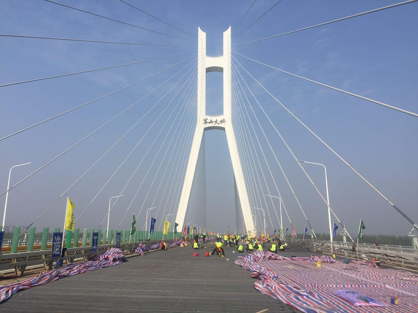 武汉军山大桥在增强混凝土韧性方面做了哪些努力？